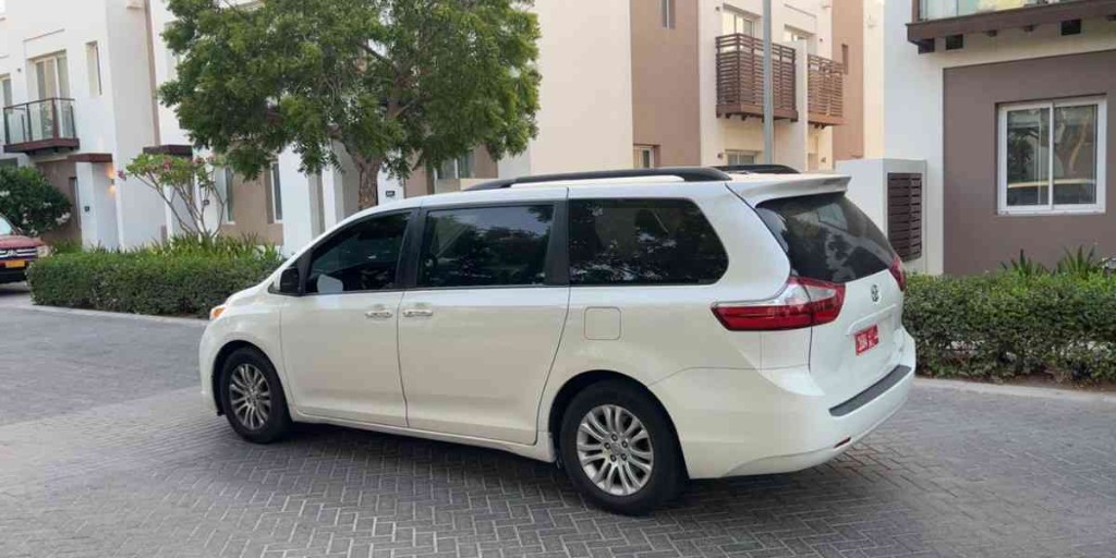 Private transfer vehicle for Dubai to Muscat journey with OmanTour