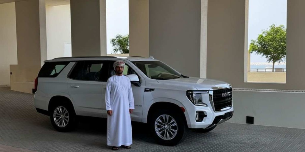 Luxury chauffeur vehicle for VIP Dubai to Muscat private transfer