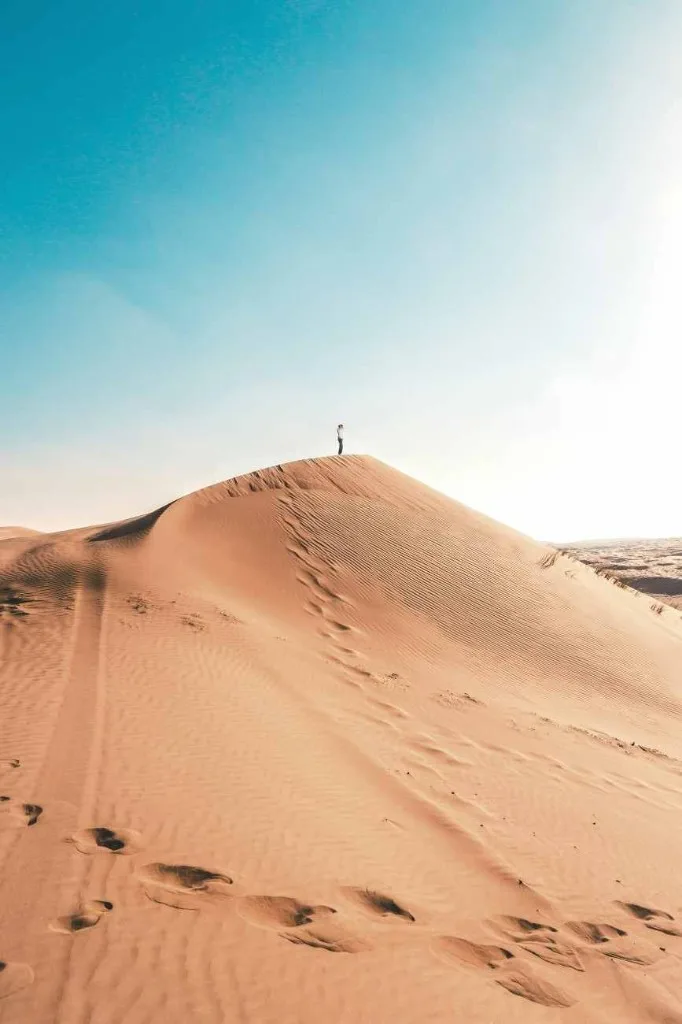 Fußspuren auf einer Düne in Wahiba Sands