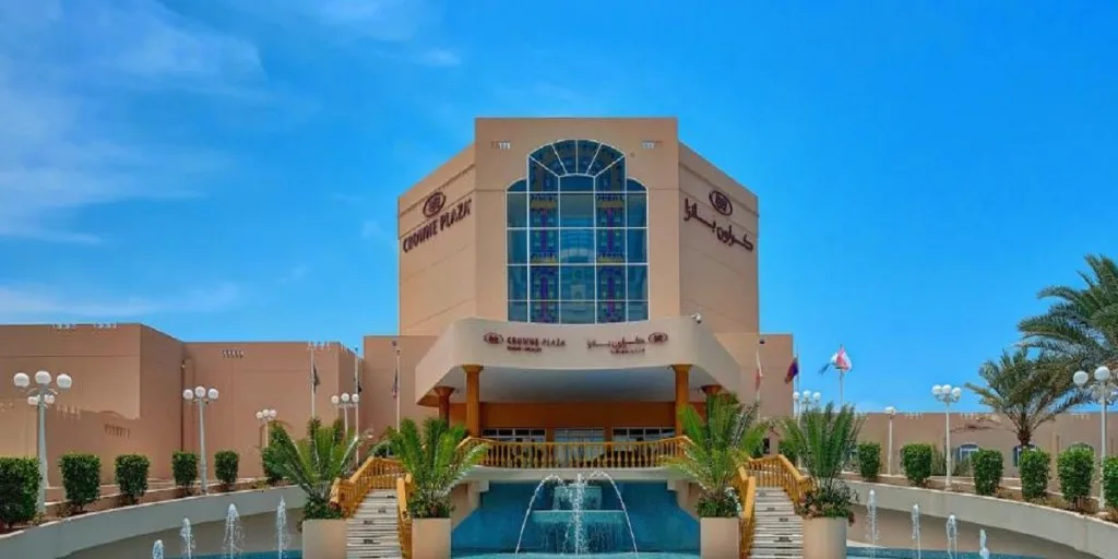 مدخل فندق كراون بلازا صلالة - التصميم المعماري الفاخر والنافورة الرئيسية