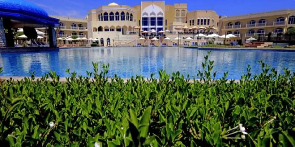فندق كراون بلازا صلالة - حمام السباحة مع المنتجع والمرافق الفندقية